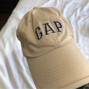 🔴GAP kids cream hat with gap logo at front. Size L/G